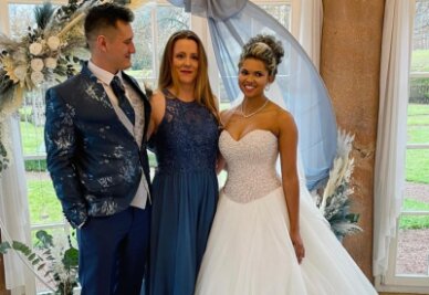 Stadtgeflüster: Ein Hochzeitstermin ganz ohne Ja-Wort - Dominik Danisch, Susann Bosecker und Laura Semmler (von links) modelten für ein Hochzeitsshooting.