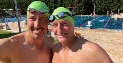 Stadtgeflüster: Einmal Chemnitz-Ostsee, bitte! - Stev Theloke (links) und Jörg Stingl, hier noch beim Training in Rußdorf, schwimmen nun durch die Ostsee.