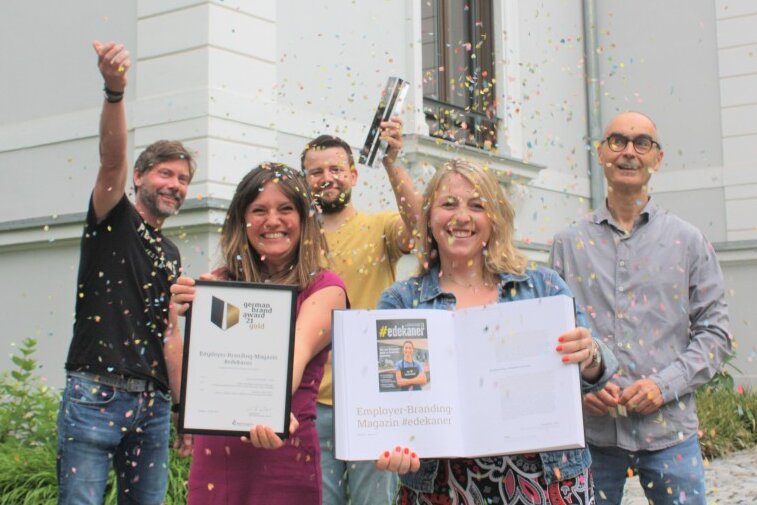 Axel Neumann, Katrin Lang, Oliver Reichert, Katina Scholz und Dirk Hanus (von links) feiern die Anerkennung ihrer Arbeit bei Zebra. 
