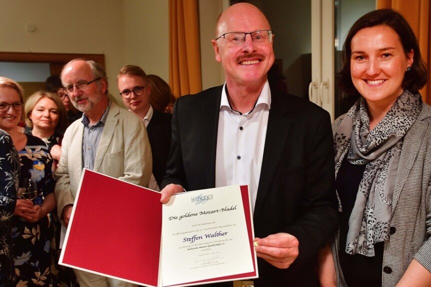 Steffen Walther bekam von Franziska Dornig, 2. Vorsitzende des Vorstands der Mozart-Gesellschaft, die Ehrennadel verliehen. 
