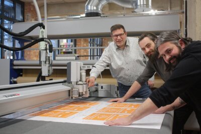 Stadtgeflüster: Neue Produktion im alten Atelierhaus - Mario Beier und dessen Mitarbeiter Yves Glaser und Sven Mücke (v. l.) in den neuen Baseg-Räumen.