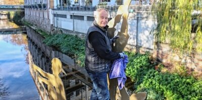 Stadtgeflüster: Neuer Glanz für Angler und Fischlein - Peter Kallfels putzte die Skulptur "Angler" wieder fein heraus.