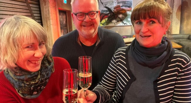Stadtgeflüster: Sekt statt Musik: Und alle sind versöhnt - Andreas Wöllenstein hatte Kerstin Blume (l.) und Manuela Bednarz auf einen Sekt eingeladen. 
