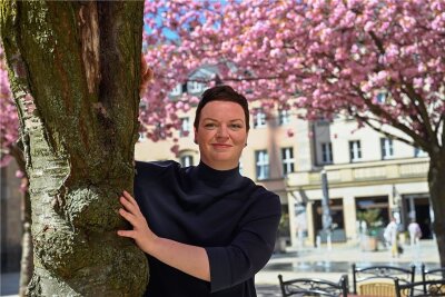 "Stadtgeflüster": Sie ist die Frau hinter dem Chemnitzer Klatsch und Tratsch - Peggy Fritzsche ist seit über einem Jahrzehnt die Autorin des Chemnitzer "Stadtgeflüsters", das im Lokalteil erscheint. Sie kennt die Stadt und ihre Menschen aus vielen Perspektiven, fühlt sich dadurch selbst bereichert. Und sie weiß im Allgemeinen noch viel mehr, als sie erzählt. 