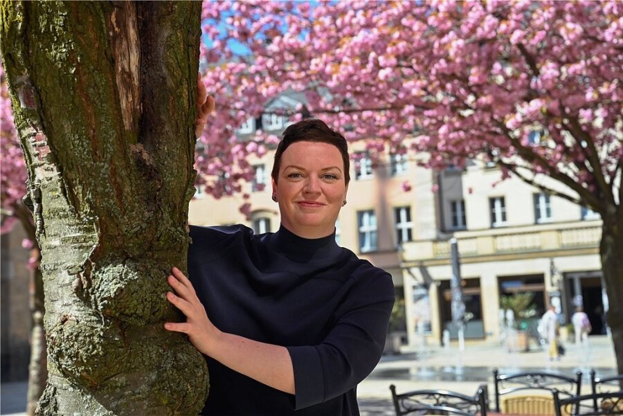 Peggy Fritzsche ist seit über einem Jahrzehnt die Autorin des Chemnitzer "Stadtgeflüsters", das im Lokalteil erscheint. Sie kennt die Stadt und ihre Menschen aus vielen Perspektiven, fühlt sich dadurch selbst bereichert. Und sie weiß im Allgemeinen noch viel mehr, als sie erzählt. 