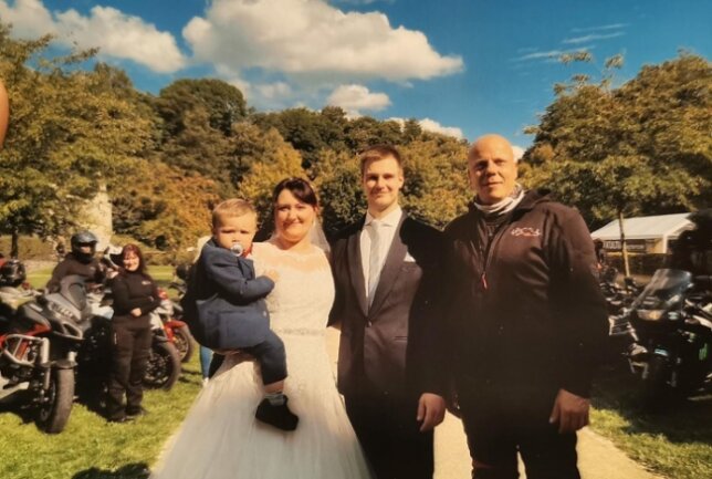 Stadtgeflüster: Warum es zur Hochzeit plötzlich dröhnte - Beatrice Lang und Erik Weber heirateten mit Fabian auf dem Arm.