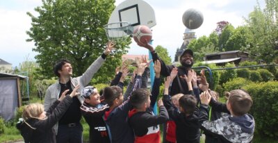 Stadtgeflüster: Wie Basketball Kinder glücklich macht - Rotarier Frank Joachim Seidel (hinten links) hat Basketballer Virgil Matthews eingeladen, um mit Kindern zu spielen.