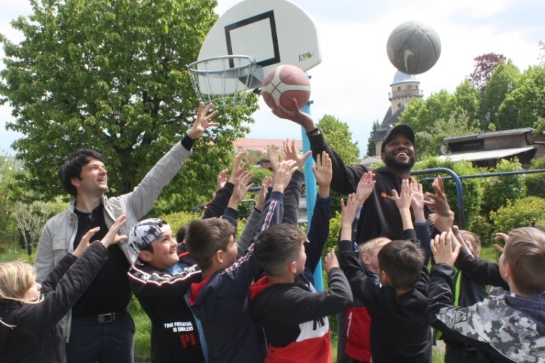 Stadtgeflüster: Wie Basketball Kinder glücklich macht - Rotarier Frank Joachim Seidel (hinten links) hat Basketballer Virgil Matthews eingeladen, um mit Kindern zu spielen.