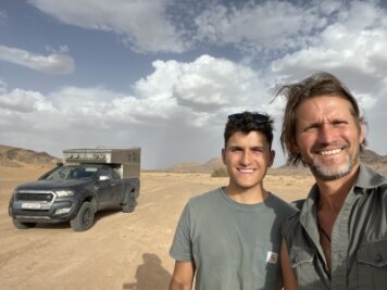 Stadtgeflüster: Wie Glücksbriefe Kinder aufmuntern -  Jörg Fieback mit seinem Sohn Leon Luca auf Tour durch Marokko.