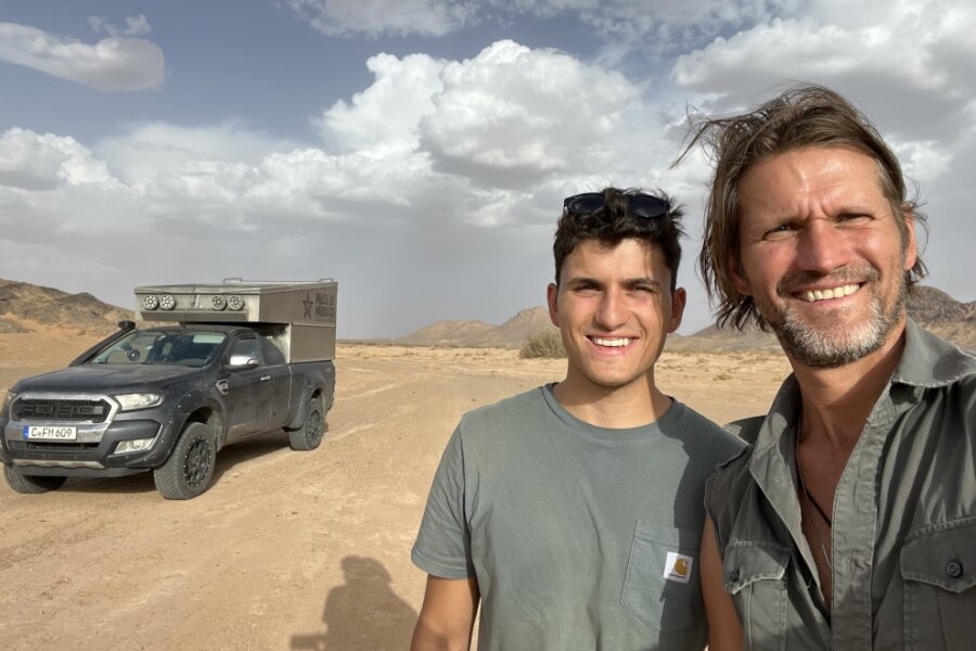 Stadtgeflüster: Wie Glücksbriefe Kinder aufmuntern -  Jörg Fieback mit seinem Sohn Leon Luca auf Tour durch Marokko.