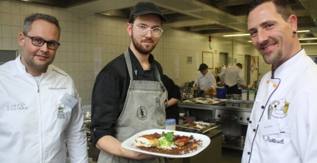 Stadtgeflüster: Wie Köche für Gesprächsstoff sorgen - Die Jugendbeauftragten des Köchevereins, Sebastian Ehmke (links) und Tom Knoetzsch (rechts), beglückwünschen Daniel Ratzka zum Wettbewerbsgewinn. 