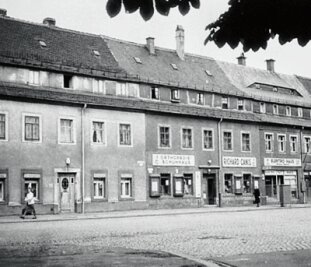 Stadtgeschichte im schnellen Überblick - Die sozialistische Umgestaltung der Innenstadt ist ein Thema des Buches. Die alten Häuser am Brühl wichen Plattenbauten. 