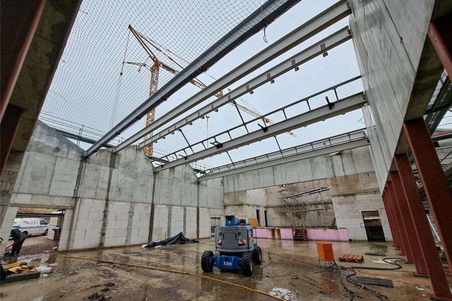 Stadthalle in Zschopau: Architekt bietet Baustellenführungen an - Anfang Februar war das Dach des neuen Zschopauer Bürgersaals noch nicht geschlossen.