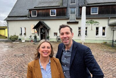 Stadthotel in Crimmitschau: Das sind die neuen Pächter - Markus Gnadt und Frau Agnieszka vor ihrem "Landhotel Gutshof" im Hartensteiner Ortsteil Zschocken. Die Hoteliers haben das Stadthotel in Crimmitschau gepachtet. 