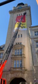 Stadtjubiläum: Laserprojektion am Plauener Rathaus verschoben - Am Rathausturm weist ein großes Banner auf das Plauener Jubiläum hin.