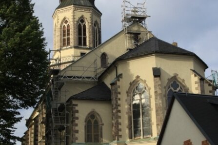 Stadtkirche Johann'stadt: Giebelkreuz nach Sturmschaden ersetzt - 