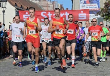 Stadtlauf knackt wieder die 1000er Marke - Das Foto vom 12. Zwickauer Stadtlauf 2022 zeigt den Start des Firmenlaufes über 4,7 Kilometer. 