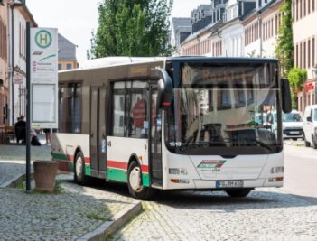 Stadtlinie hält noch nicht an mehr Orten - Ein Bus der Rochlitzer Stadtlinie an der Haltestelle Rathausstraße. Die Buslinie soll an noch mehr Stellen als bislang halten. Bevor das erprobt wird, erfolgen aber erst Bauarbeiten.