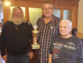 Stadtmeister im Skat entführt Pokal nach Lichtenstein - Pokalgewinner Peter Arzig (Mitte) mit dem Zweitplatzierten Dieter Deus (lins) und Joachim Nürnberger (Platz 3).