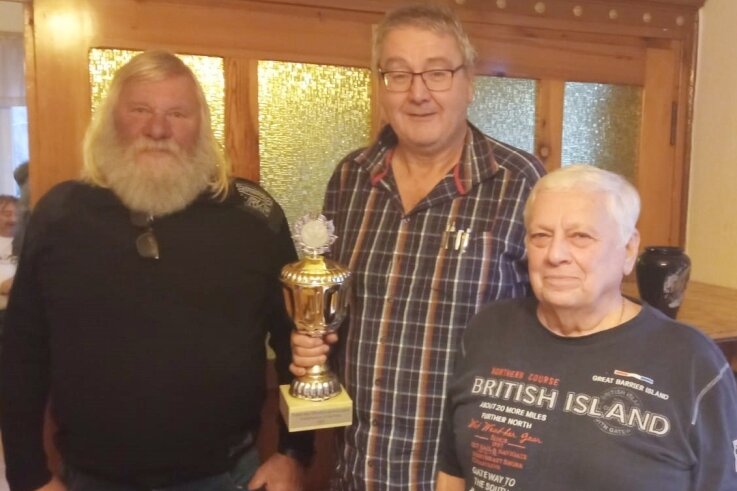 Stadtmeister im Skat entführt Pokal nach Lichtenstein - Pokalgewinner Peter Arzig (Mitte) mit dem Zweitplatzierten Dieter Deus (lins) und Joachim Nürnberger (Platz 3).
