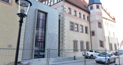 Stadtmuseum soll noch teurer werden - Der Ergänzungsbau am Stadt- und Bergbaumuseum Freiberg soll durch den Schriftzug "Silber" in verschiedenen Sprachen die Quelle für die historische Entwicklung Freibergs verdeutlichen. 