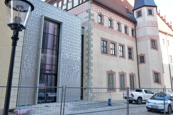 Der Ergänzungsbau am Stadt- und Bergbaumuseum Freiberg soll durch den Schriftzug "Silber" in verschiedenen Sprachen die Quelle für die historische Entwicklung Freibergs verdeutlichen. 