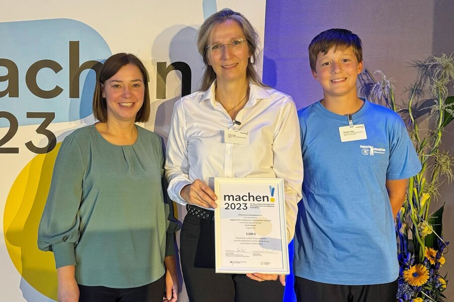 Stadtorchester Markneukirchen in Berlin ausgezeichnet - Silke Atze (Stadtorchester Markneukirchen) und ihr Sohn Rüdiger nahmen den Preis entgegen, Yvonne Magwas gratulierte.