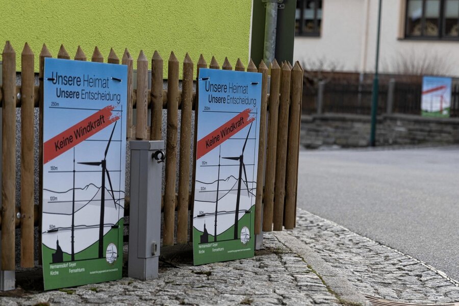 Stadtrat Elterlein befasst sich mit Plan zu Windrädern im Erzgebirge - Im Elterleiner Ortsteil Hermannsdorf machen viele Einwohner aus ihrer Meinung zu Windkraftplänen keinen Hehl.