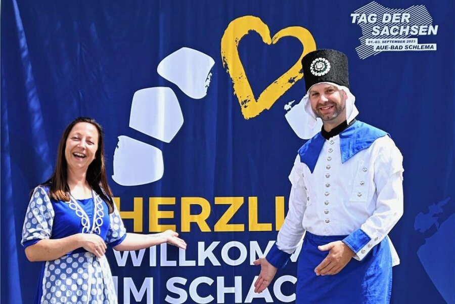 Stadtrat entscheidet über Tag der Sachsen in Aue - es geht um 700.000 Euro - Susann Küchler und Marcus Hoffmann - sie repräsentieren Aue zum Tag der Sachsen als Bademädchen und Blaufarbenwerker. 