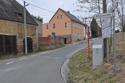 Stadtrat macht viel Geld locker: Kirchberg will Leutersbacher Straße bauen - Die Einmündung der Leutersbacher Straße in die Wiesenstraße. Voraussichtlich 2025/26 wird die Kirchberger Ortsstraße für rund 2 Millionen Euro grundhaft ausgebaut.