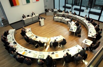 Neue Sitzordnung im neuen Bürgersaal des Rathauses: Im Stadtrat geht's jetzt rund. 