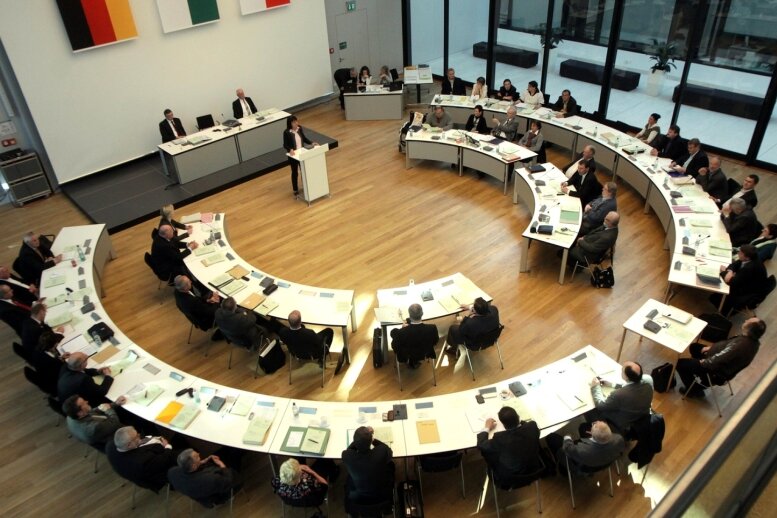 Neue Sitzordnung im neuen Bürgersaal des Rathauses: Im Stadtrat geht's jetzt rund. 