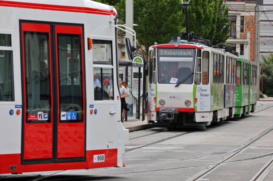 Stadtrat setzt 7 Millionen Euro aufs Spiel - Die 35 Jahre alten Tatrabahnen (im Bild hinten) sollen durch moderne Wagen ersetzt werden.