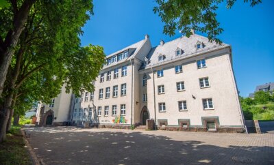 Stadtrat Thalheim stimmt Kaufverhandlungen für altes Gymnasium zu - vorerst - Das ehemalige Gymnasium in Thalheim: Derzeit befindet sich in einem kleinen Teil des Gebäudes die Montessorischule. 