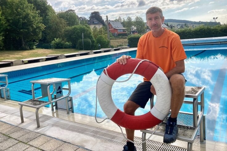 Schwimmmeister Jens Kurt Friedrich sitzt am Schwimmerbecken im Freibad Bernsbach. Die Einrichtung hat noch weit mehr zu bieten, doch die Technik ist längst überaltert. 