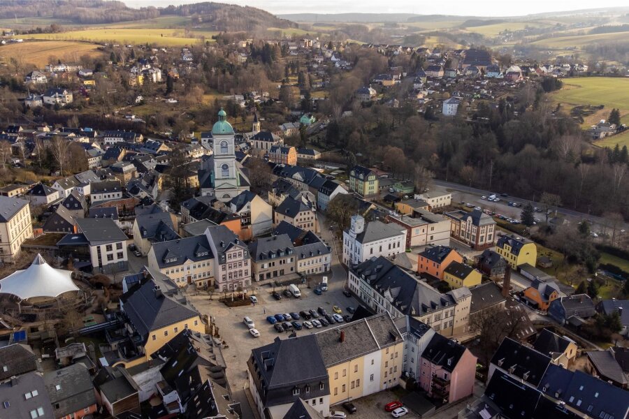 Stadtratswahl in Lößnitz: Ein Coup zeigt Nachwirkungen - In Lößnitz wollen sieben Parteien und Wählervereinigungen in den Stadtrat. Sie stellen insgesamt 35 Kandidaten. 18 Sitze sind zu vergeben.