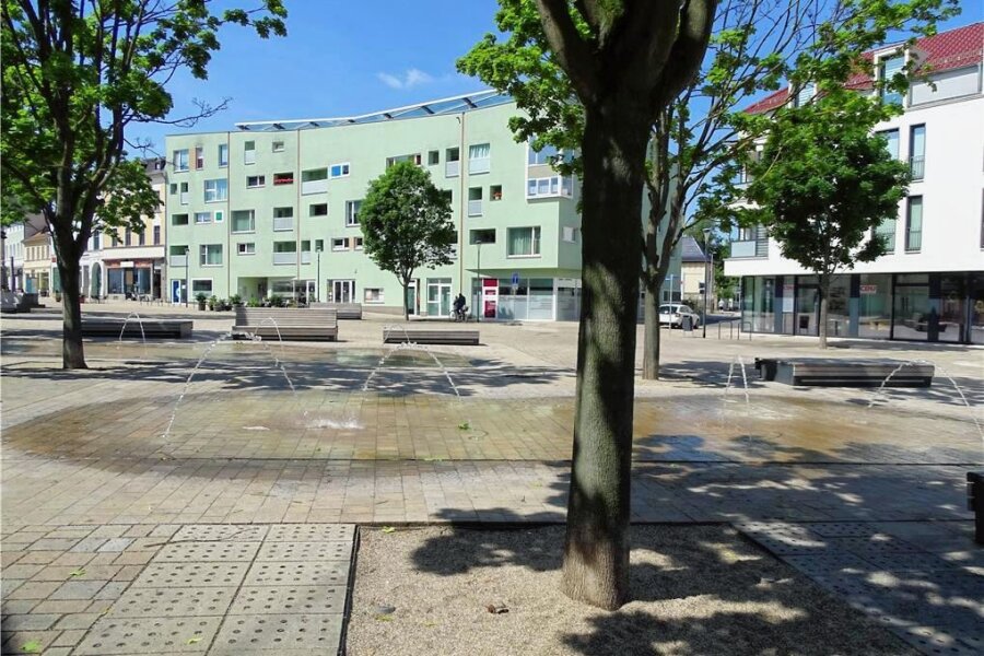 Stadtraum für alle: Schönebecker OB bestärkt Werdauer zu Verkehrsprojekt für die Innenstadt - Ein Verkehrsraum für alle, barrierefrei, mit Wasserspielen, Bänken und Bäumen, so präsentiert sich der Schönebecker Markt seit 2016.