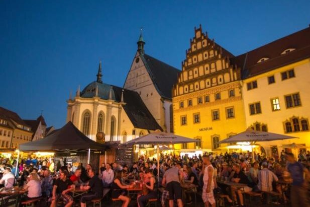 Stadtring gesperrt zum Bergstadtfest - Die abendlichen Partys wie 2016 mit Jump auf dem Untermarkt ziehen alljährlich tausende Gäste zum Bergstadtfest in die Freiberger Altstadt. Das dürfte auch in diesem Jahr kaum anders werden.