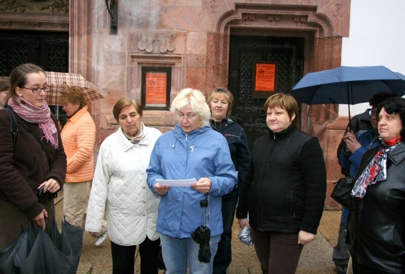 
              <p class="artikelinhalt">Stopp vor der Laurentiuskirche: Ludmilla Schneider sprach über die Geschichte des Bauwerkes.</p>
            