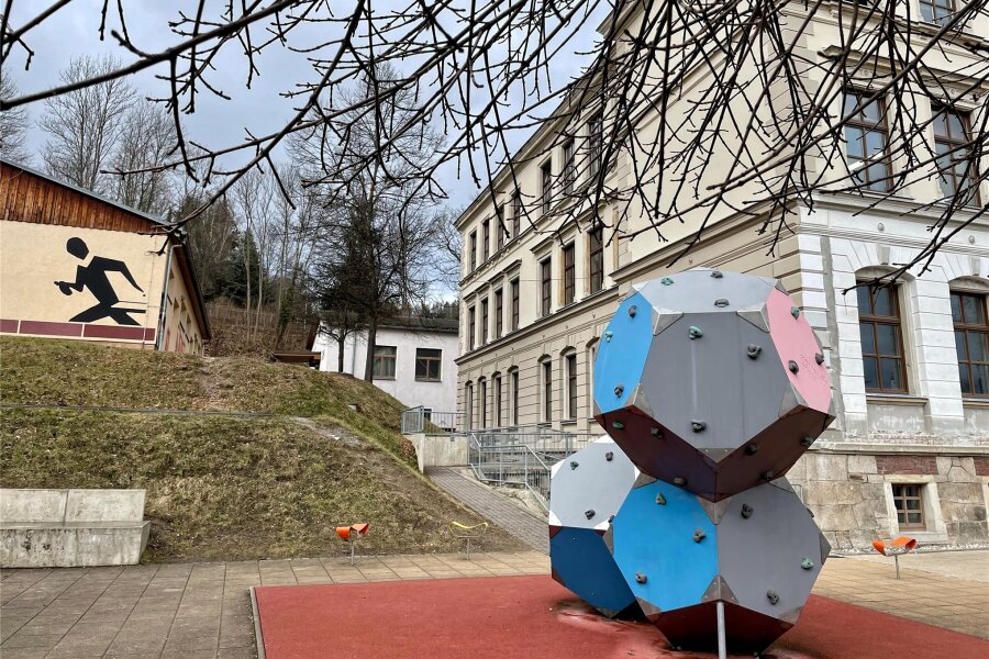 Stadtschule Schwarzenberg zeigt, was Mädchen und Jungen dort erwartet - Diese futuristische Boulderwand auf dem Hof Stadtschule Schwarzenberg ist ein markanter Hingucker.