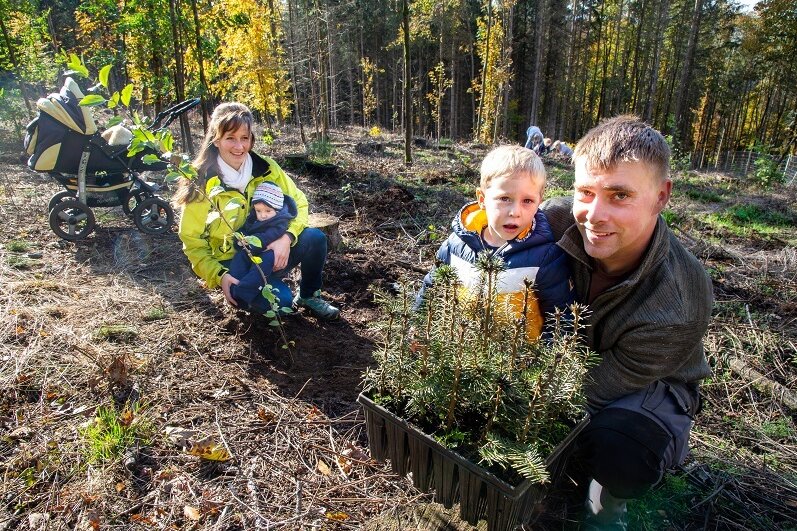 Stadtwald am Galgenberg erhält 650 neue Bäume - Mit Kind und Kinderwagen dabei: Tabea und Markus Hausmann mit Dean und John.