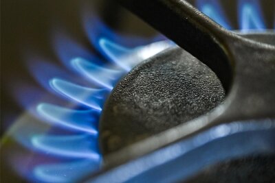 Stadtwerke Reichenbach senken Gaspreis ab Oktober - Eine Gasflamme auf einer Kochstelle an einem Gasherd in einer Küche.