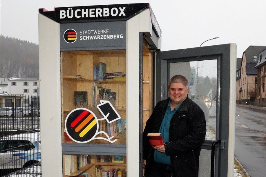 Ein Buch gefällig? Stadtwerke-Geschäftsführer Sascha Wehrmann eröffnete in dieser Woche die erste Bücherbox in Schwarzenberg. 