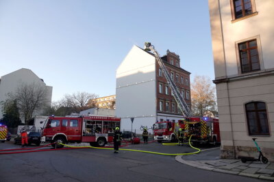 Stadtzentrum: Feuerwehr rückt zu Dachstuhlbrand in Chemnitz aus - 