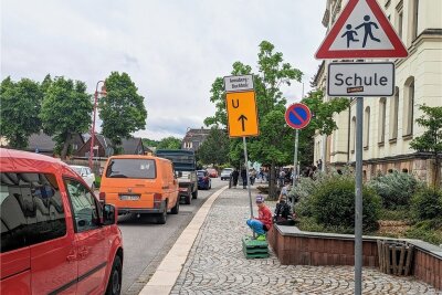 Stadtzentrum von Ehrenfriedersdorf wird zeitweise zum Nadelöhr - Die B 95 in Ehrenfriedersdorf ist abschnittweise Baustelle. Das führt zeitweise zu Staus auch auf der Umleitungsstrecke, die unter anderem an der örtlichen Oberschule vorbeiführt.