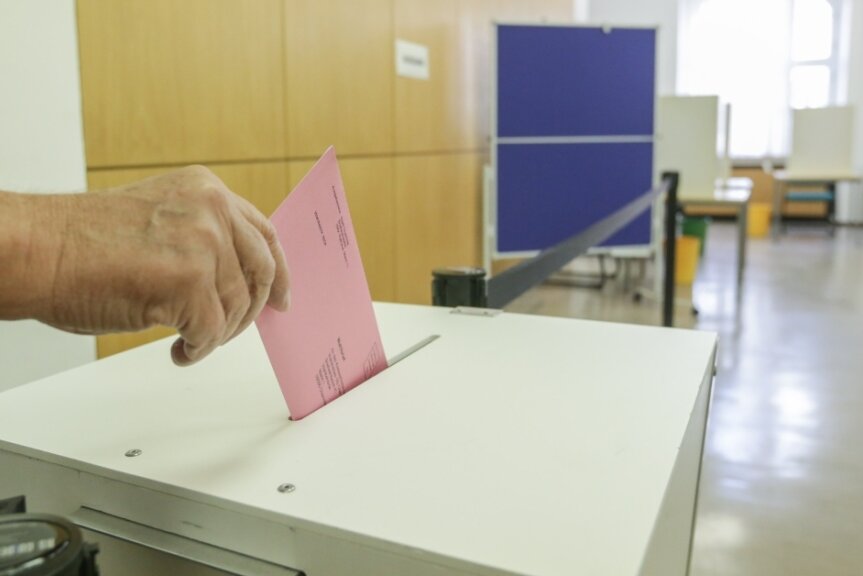 Städte rechnen mit mehr Briefwählern - So wie hier in einem Chemnitzer Wahllokal können auch die Wählerinnen und Wähler in Mittelsachsen schon vor der Bundestagswahl ihre Stimme per Briefwahl abgeben. 