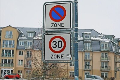 Städte: Tempo-30-Zonen gibt es genug - Auch der Werdauer Innenstadt, wie hier am Brühl/Ecke Querstraße, wird schon lange Tempo 30 gefahren. Im gesamten Marktbereich sind sogar nur 20 km/h erlaubt. Foto: Thomas Michel