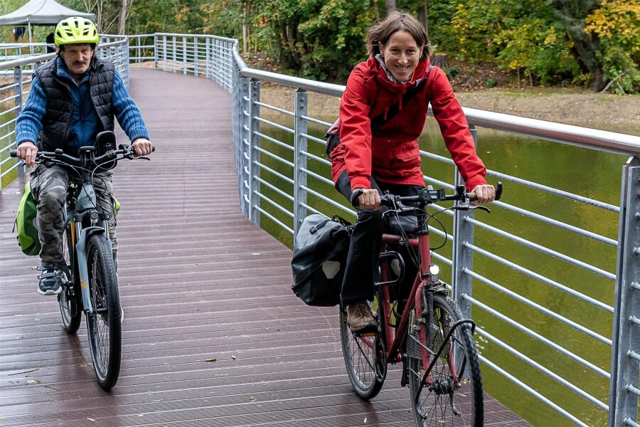 Städteverbund Göltzschtal bekommt Radkonzept - Eberhard Trommer und Antje Böttcher hatten 2020 den neuen Steg für Fußgänger und Radfahrer getestet.