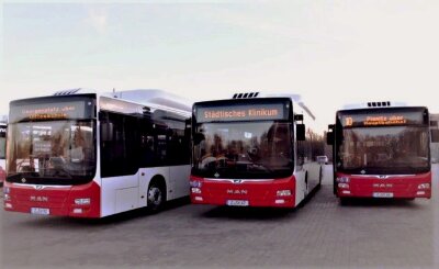Städtische Verkehrsbetriebe nehmen drei neue Erdgas-Busse in Betrieb - Die Städtischen Verkehrsbetriebe Zwickau (SVZ) ersetzen drei ältere Busse aus ihrem Fuhrpark durch drei neue erdgasbetriebene Niederflurbusse.