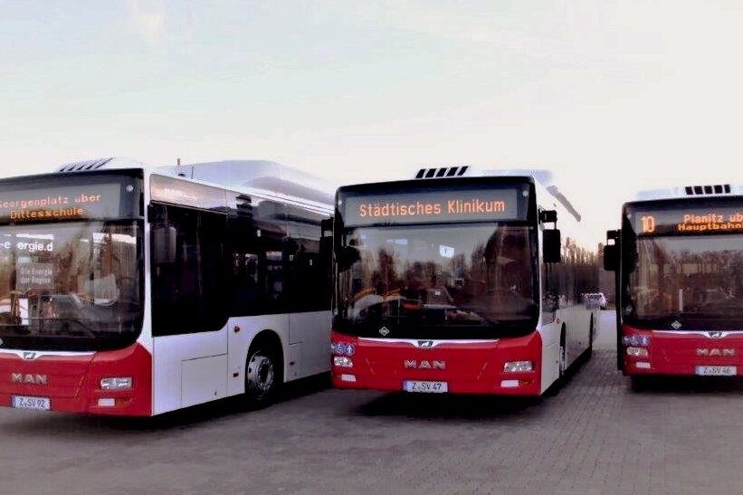 Städtische Verkehrsbetriebe nehmen drei neue Erdgas-Busse in Betrieb - Die Städtischen Verkehrsbetriebe Zwickau (SVZ) ersetzen drei ältere Busse aus ihrem Fuhrpark durch drei neue erdgasbetriebene Niederflurbusse.